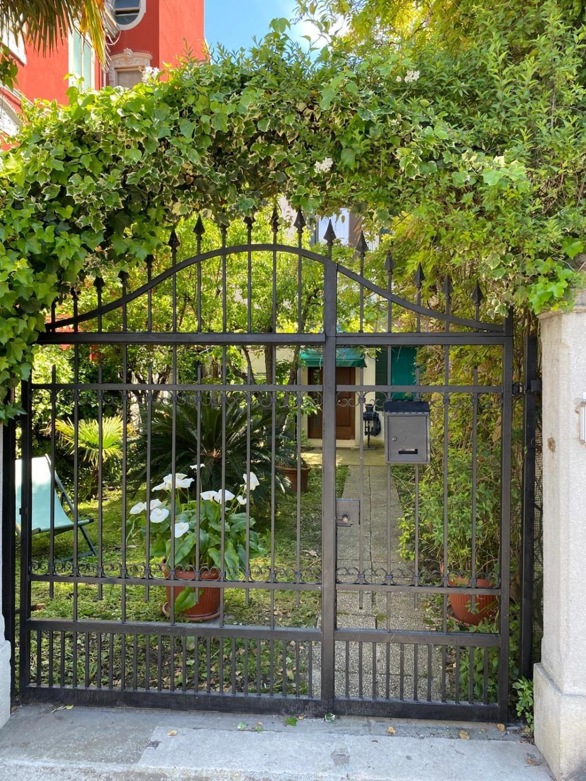 Apartamento Rose House With Private Garden Lido de Venecia Exterior foto